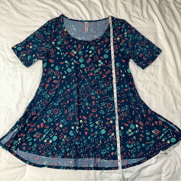LuLaRoe | Perfect T Swing Longline Short Sleeve Scoop Neck Abstract Floral Shirt - Picture 9 of 11